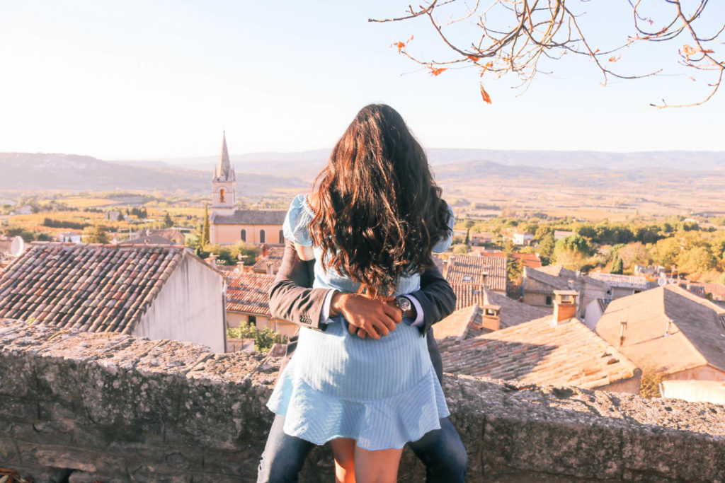 How to take travel photos as a couple