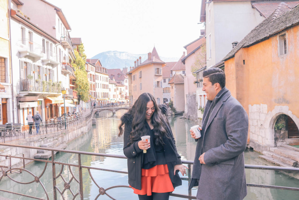 How to take travel photos as a couple