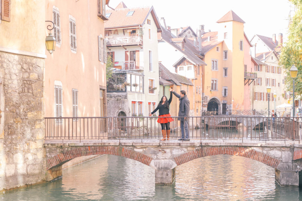 How to take travel photos as a couple