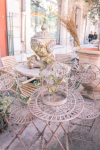 The antique market in Isle Sur La Sorgue. Where to stay in Provence