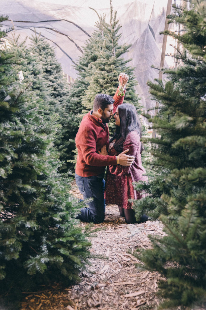 Cute holiday pose ideas for couples